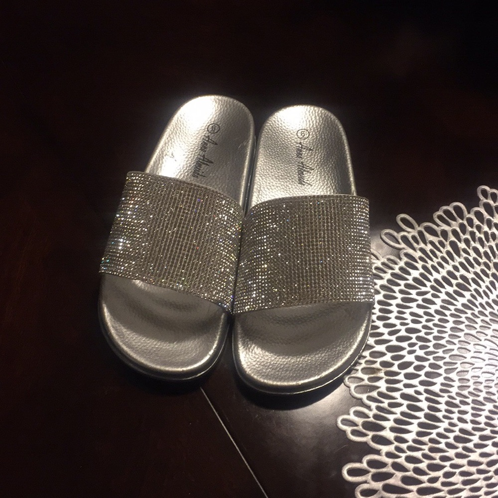 NWT Women Glitter Slides